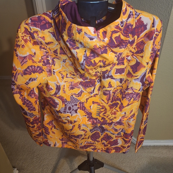 Under Armour Women"s Running  Jacket. Size L - Picture 4 of 6